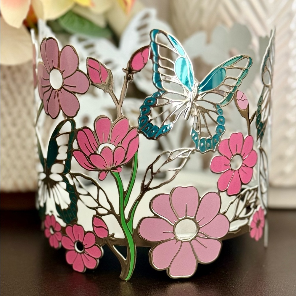 🆕 🌸 BATH & BODY WORKS “BUTTERFLIES IN THE GARDEN” 3-WICK CANDLE HOLDER. NEW!